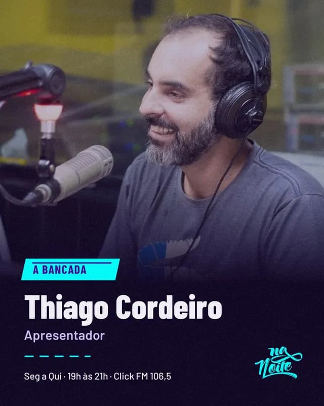 Thiago Cordeiro de fones de ouvido, sorrindo diante do microfone no estúdio. Texto: "A bancada. Thiago Cordeiro, apresentador."