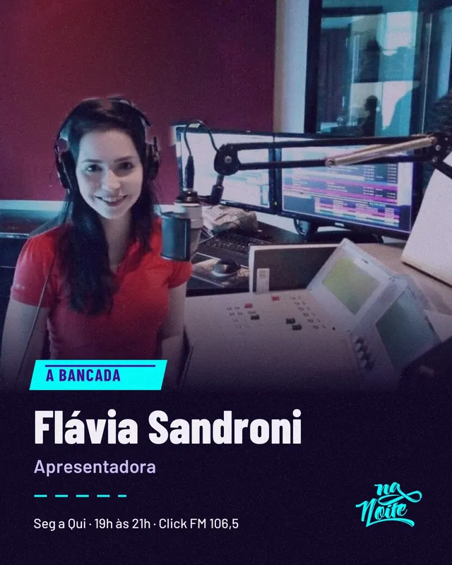 Flávia Sandroni de fones de ouvido, sorrindo na mesa de um estúdio de rádio. Texto: "A bancada. Flávia Sandroni, apresentadora."